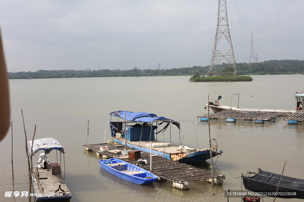 江边停泊的多彩船只