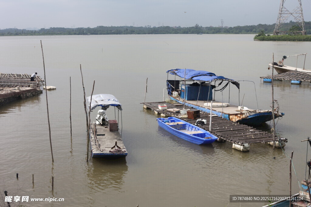 江边停泊的多彩船只