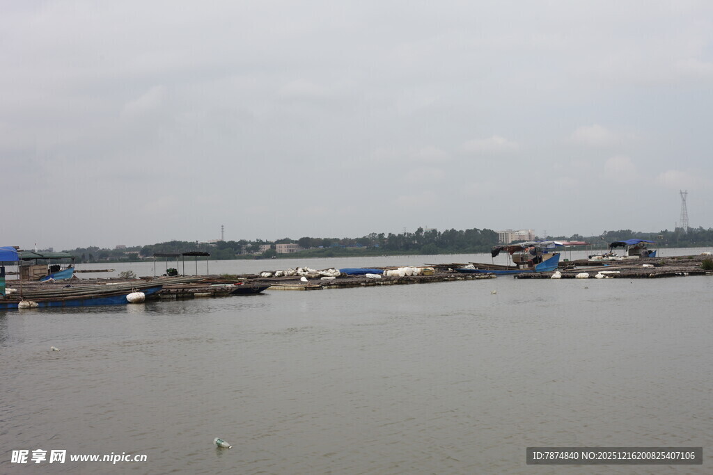 江边停泊的船只景观