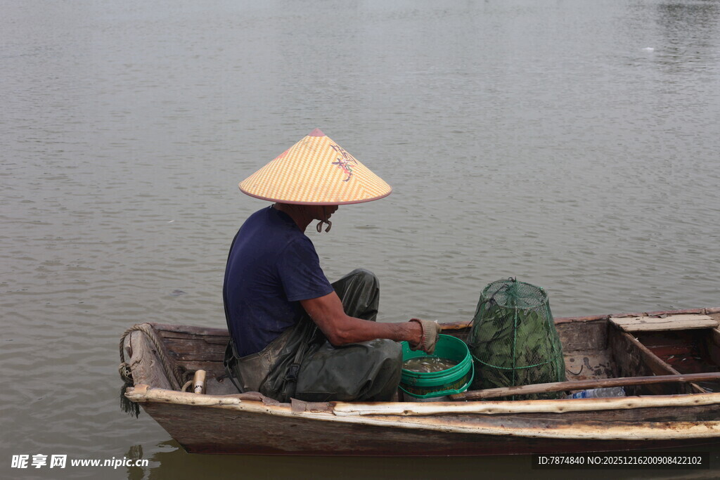 水乡渔夫驾舟撒网