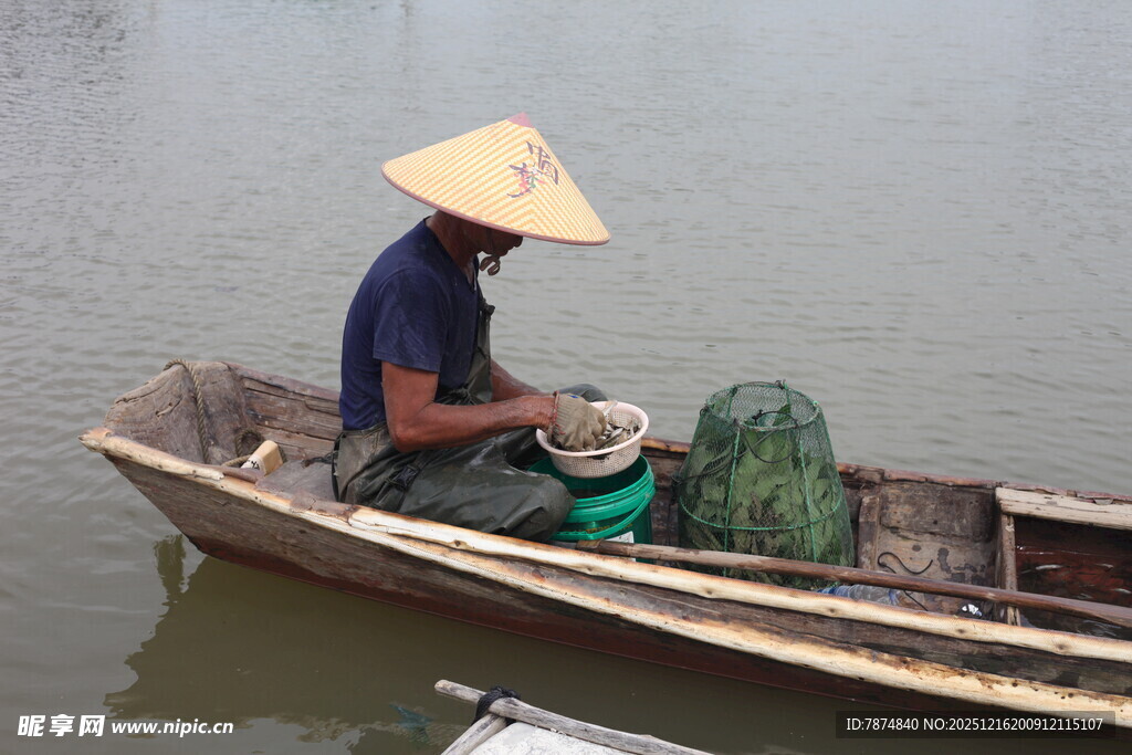 水乡渔夫驾舟劳作场景