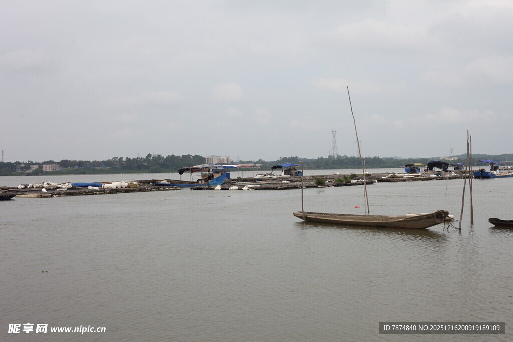 宁静港湾中的停泊小船