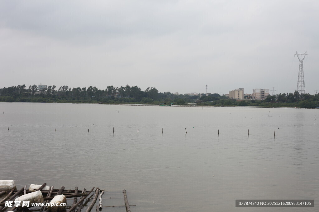 宁静湖面与远处林立电塔