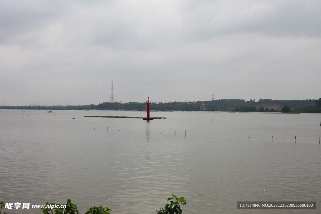 湖面孤舟天色阴沉