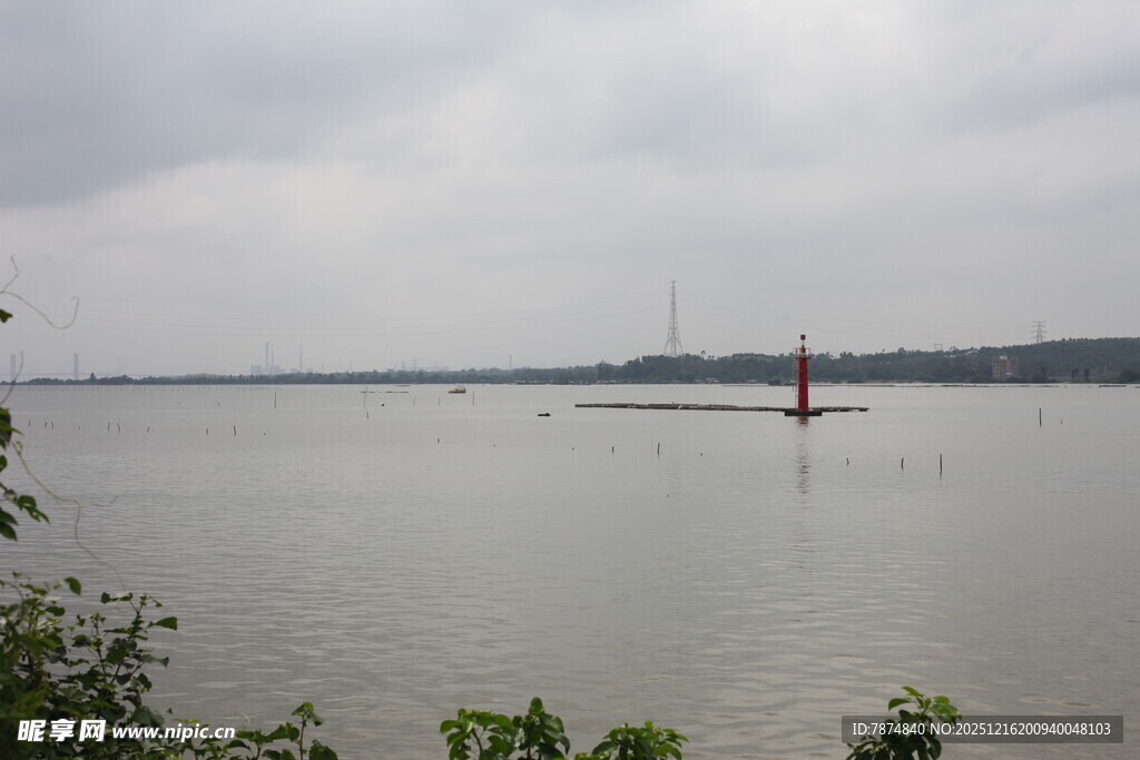 湖畔风光孤舟静立