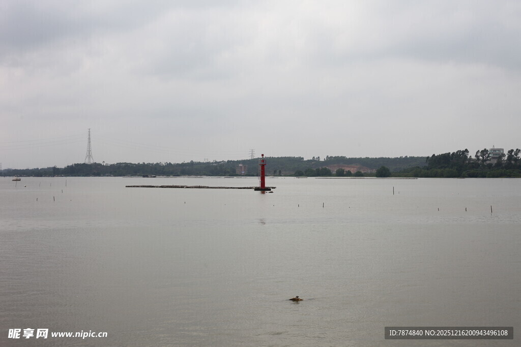 平静湖面与远处景物