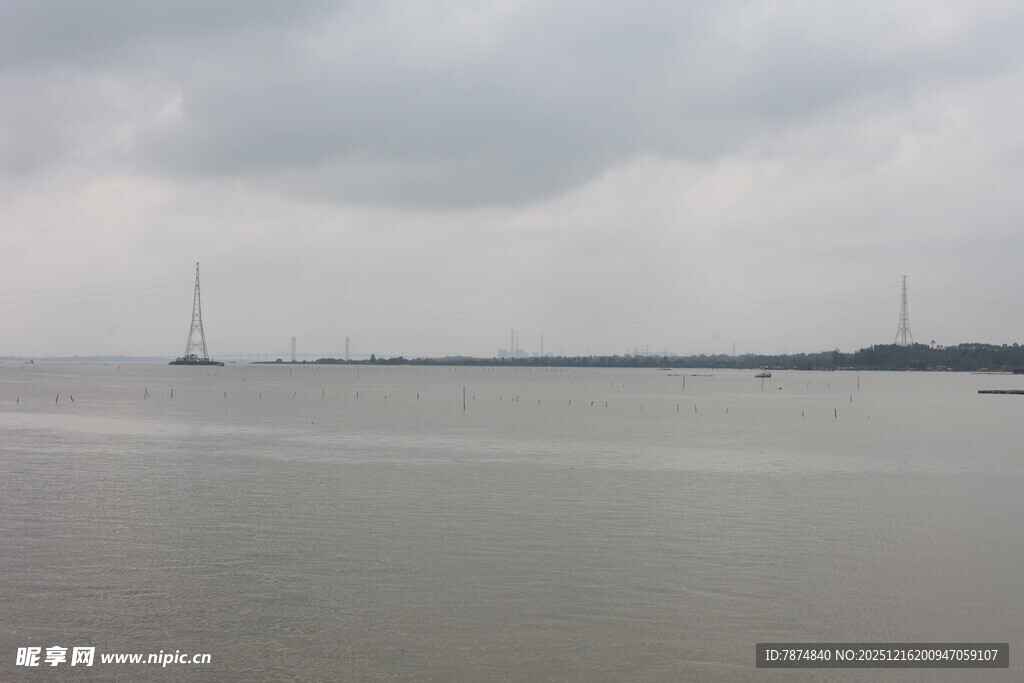 海上远景阴云下的宁静海面