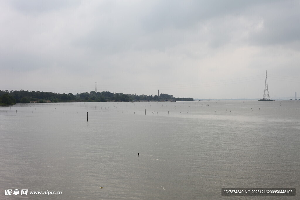 阴天的宁静水域与帆船