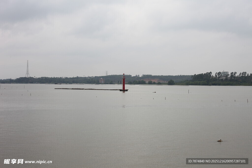 平静湖面与远处景物
