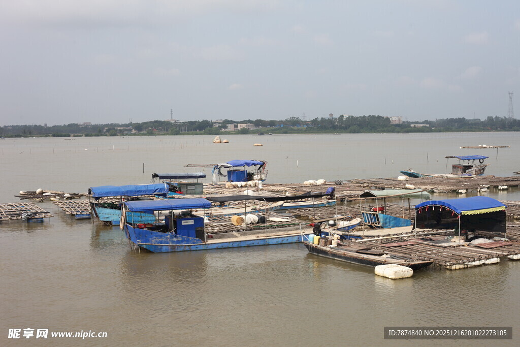 水上停泊的蓝色船只码头