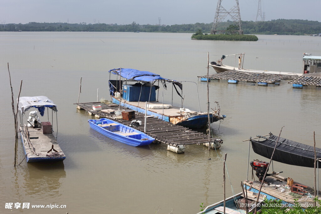 河畔停泊的多彩船只