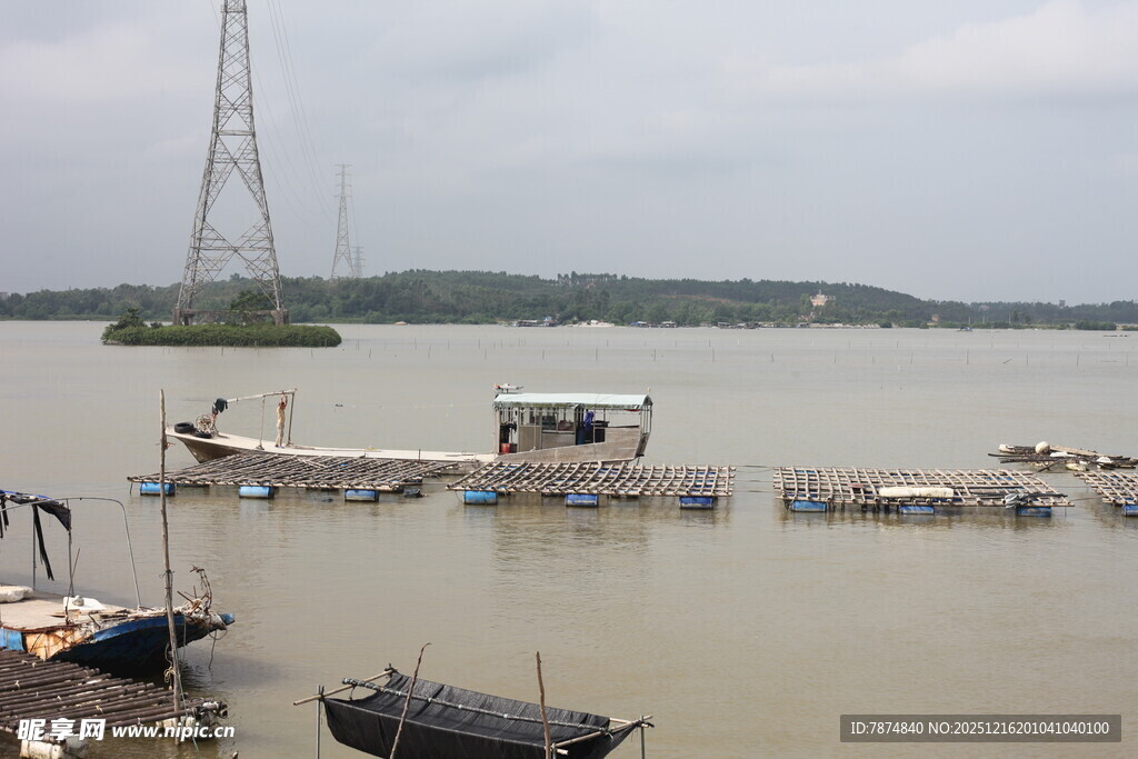 江边停泊的船只与高塔