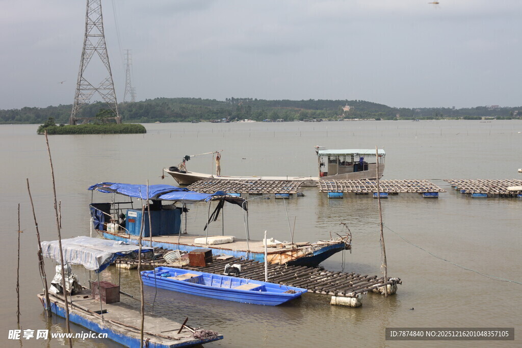 江边停泊的多彩船只