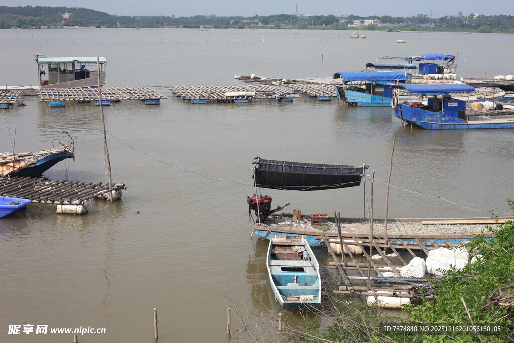 水上停泊的多彩船只