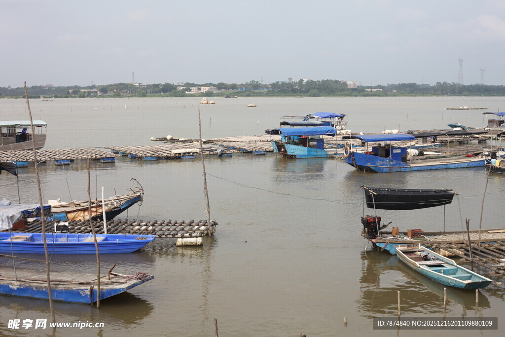 水上停泊的多彩船只