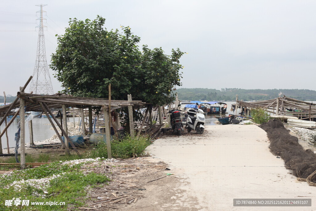 乡村小道旁的简易设施