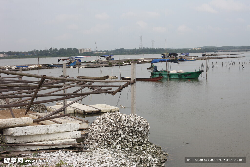 江边停泊的船只与杂物