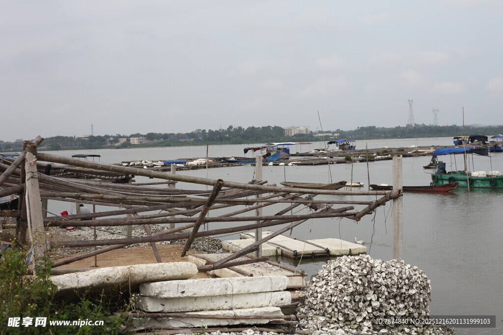 破旧木桥横跨宁静水域