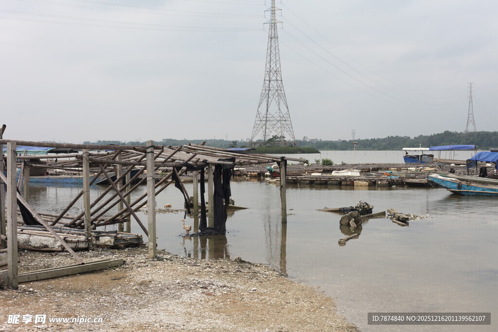 江边破旧码头与停泊船只