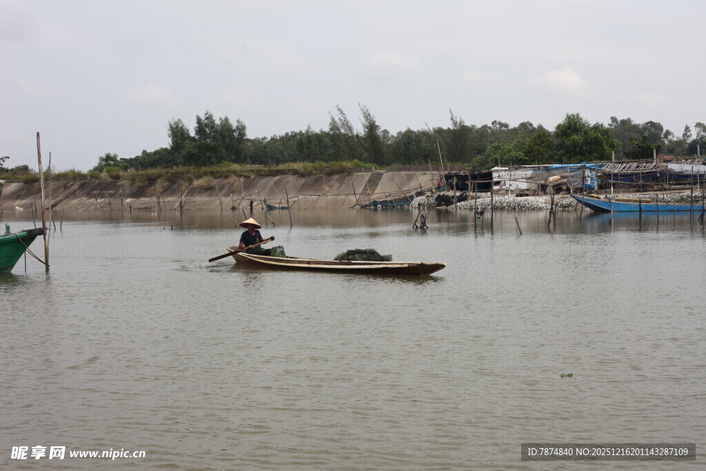 河上小船与岸边景象