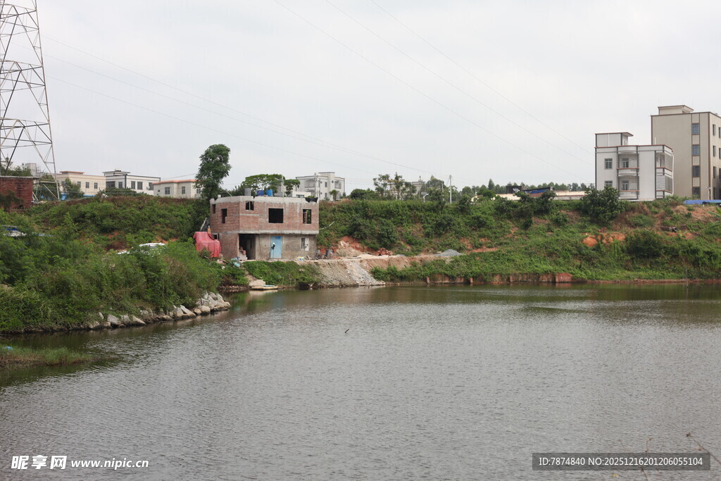 湖畔小屋自然宁静景致