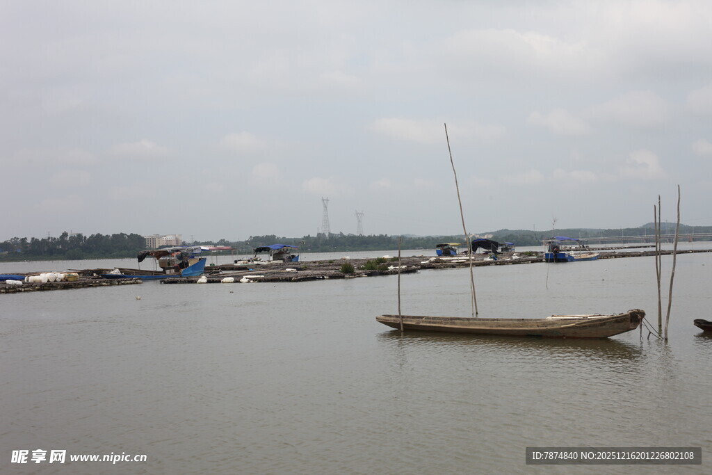 宁静港湾中的停泊小船