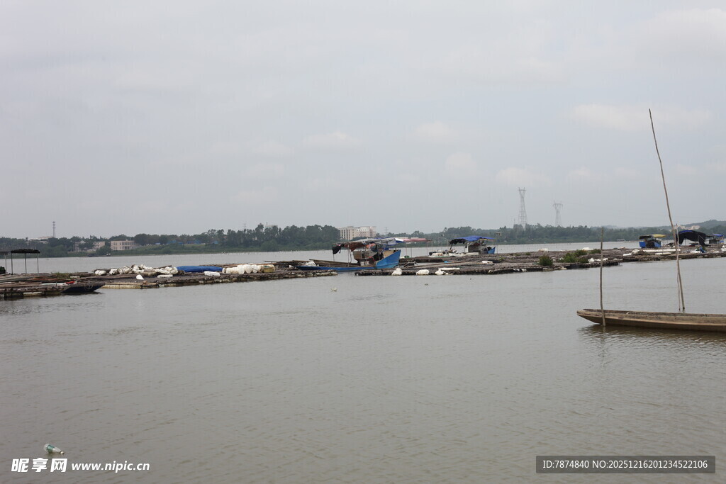宁静码头的水上停泊景象