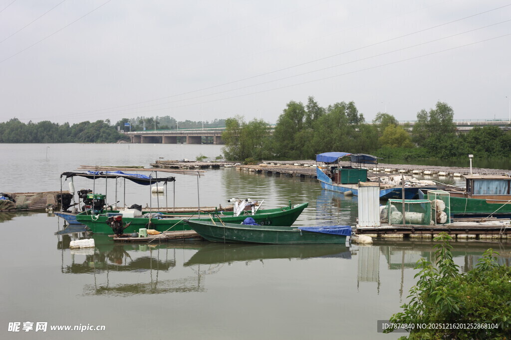 湖畔停泊的多彩船只
