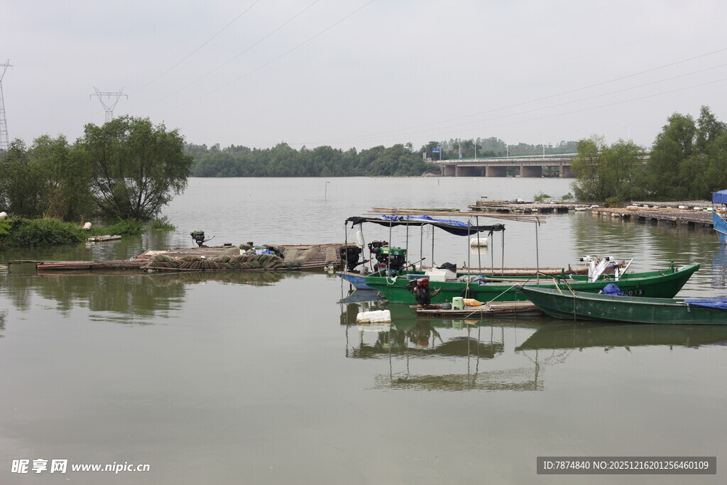 湖畔停泊的多彩小船