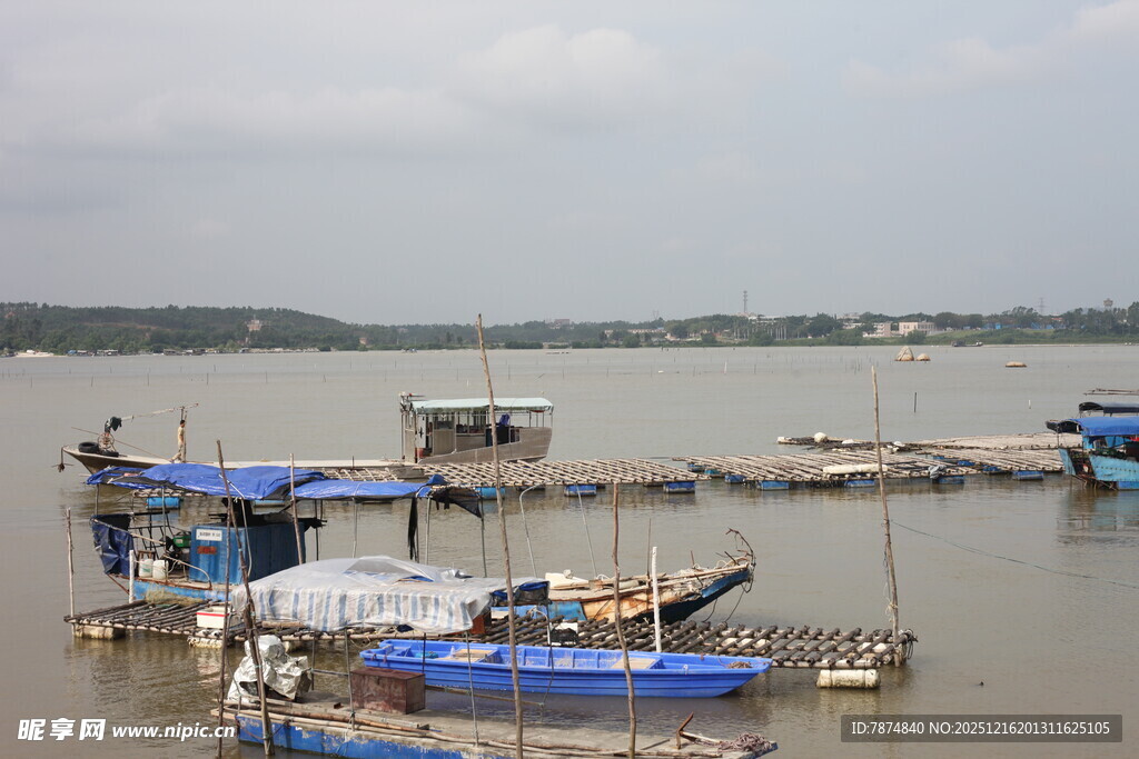 江边停泊的船只景观