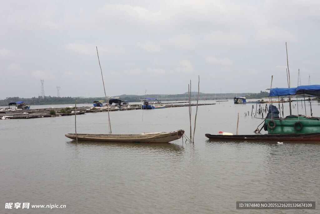 宁静港湾中的停泊船只