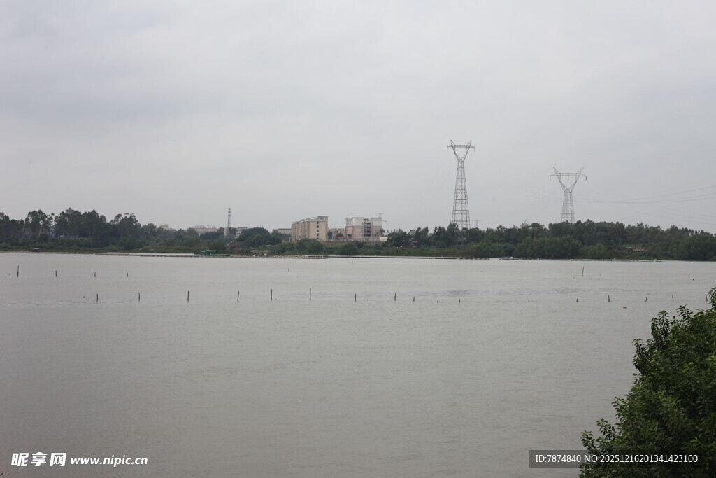 湖畔远景电线塔矗立天际