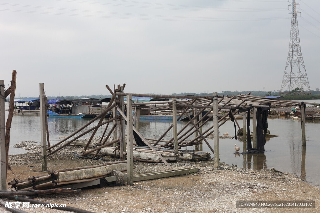 破旧水上棚屋与简易栈桥