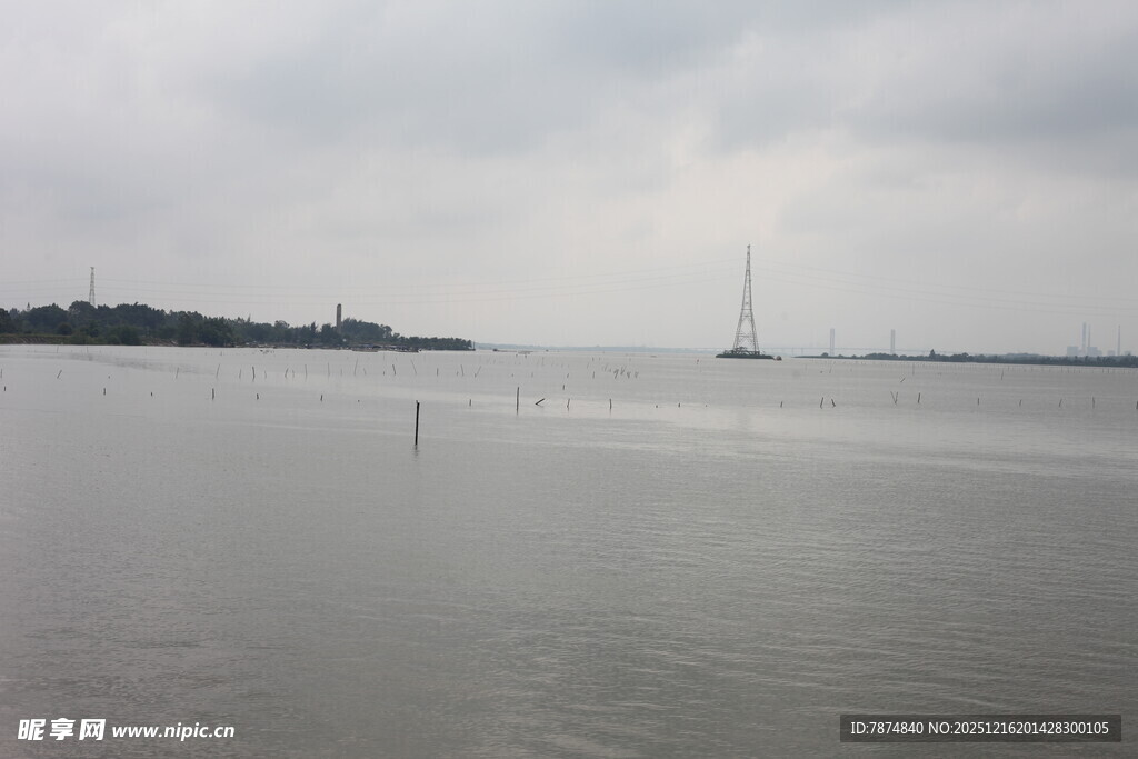 宁静江面与远处建筑景观