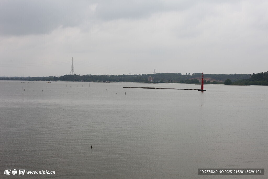 平静湖面与远处景物