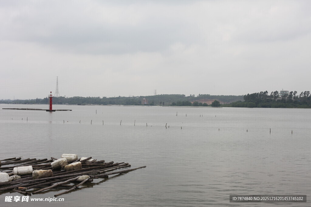 平静湖面与岸边景象