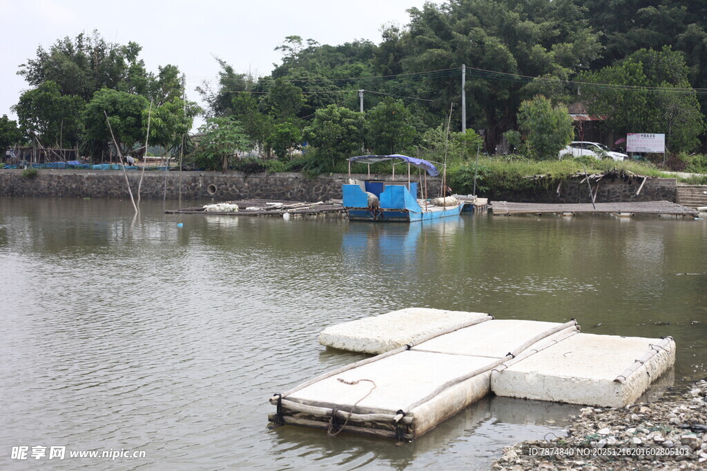 湖边停靠的浮台与小船