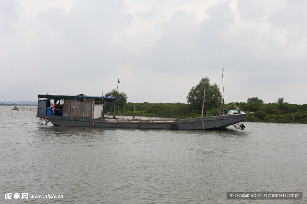 江上停泊的简易船只