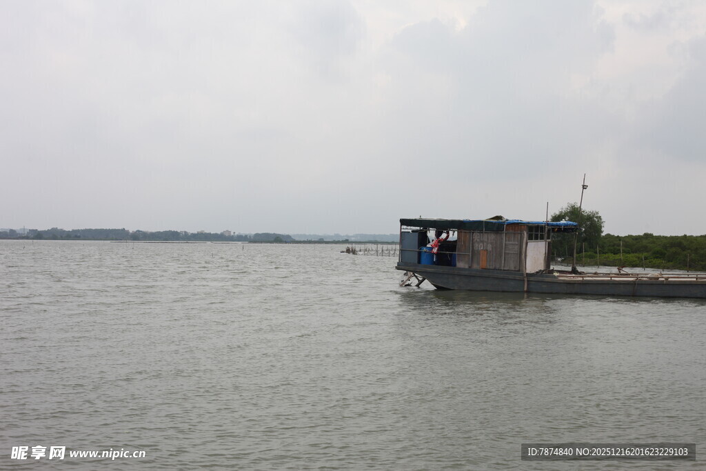 湖畔小屋静享自然之美