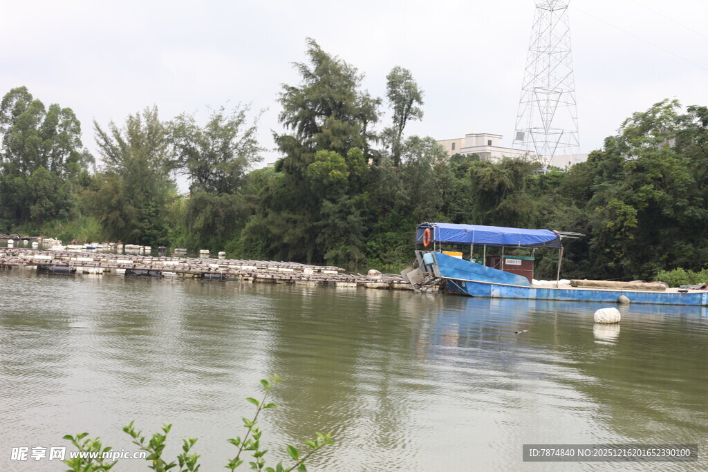 湖畔蓝船与岸边景致