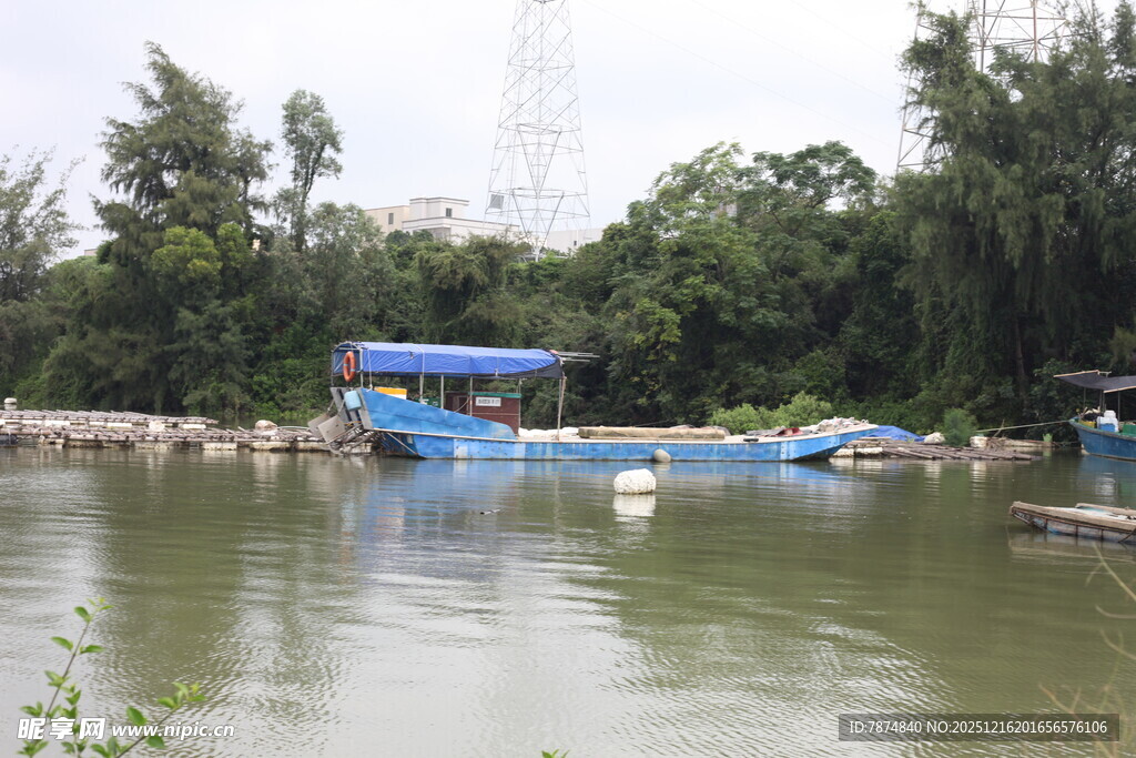 湖畔停泊的蓝色船只