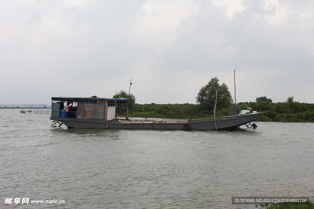 江上停泊的长形船只