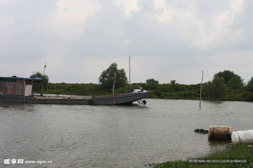 宁静河畔的船只与风景