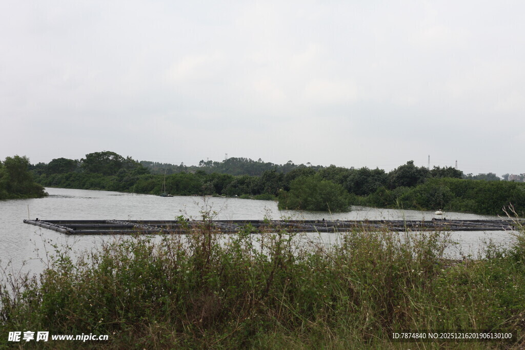 田野中的白色建筑设施