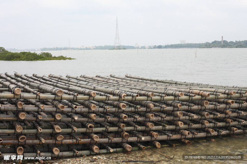 江边堆放的大量黑色枕木