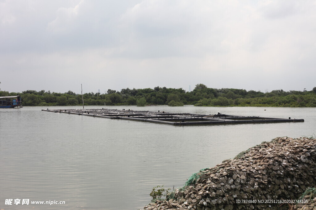 河岸沙石堆放景观
