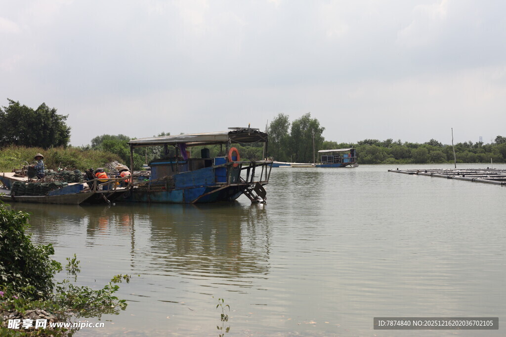 河上停泊的船只