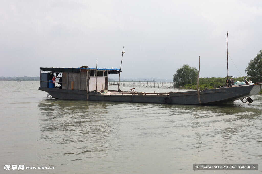 江上停泊的简易船只