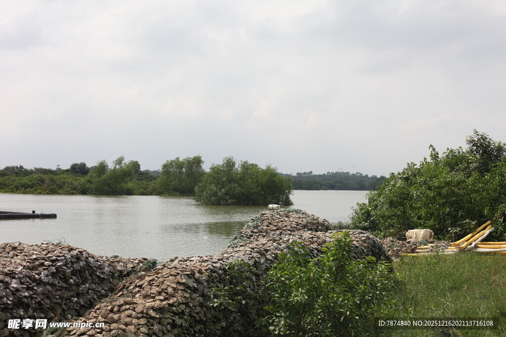 湖畔风景岸边堆垛与绿植