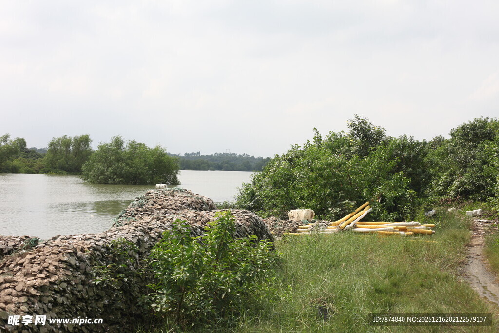 河畔自然风光与休闲设施